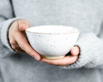 White Bowl ceramic with small dots / / speckled cereal Bowl / / handmade Bowl with white icing and tiny dots