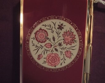 Strattons Handbag accessorie note pad and pen in gold and red in presentation box