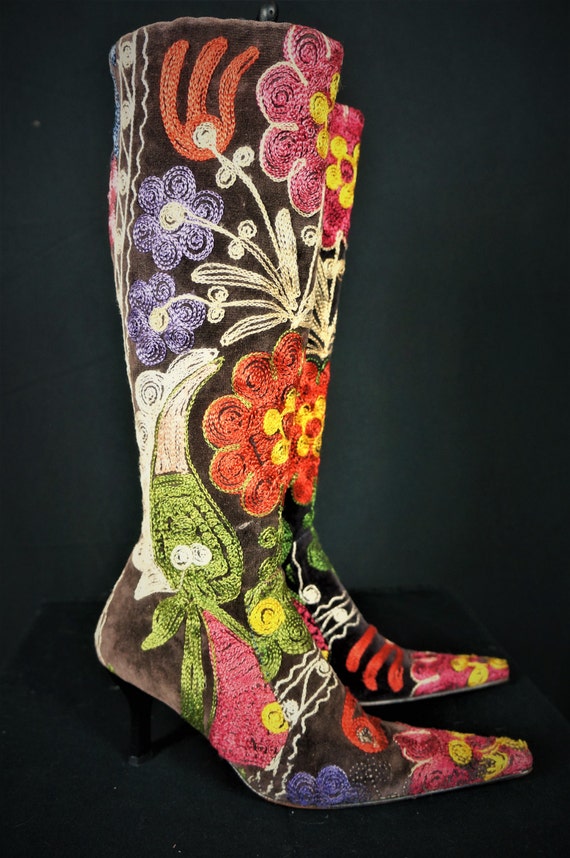 Hippie Tapestry Boots / 70s Penny Lane Style Embroidered Boots