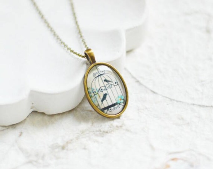Shabby Chic // Oval pendant metal brass with the image of birds under glass // Retro, Vintage // Fashion, Style, Beauty, Glamour // Soft