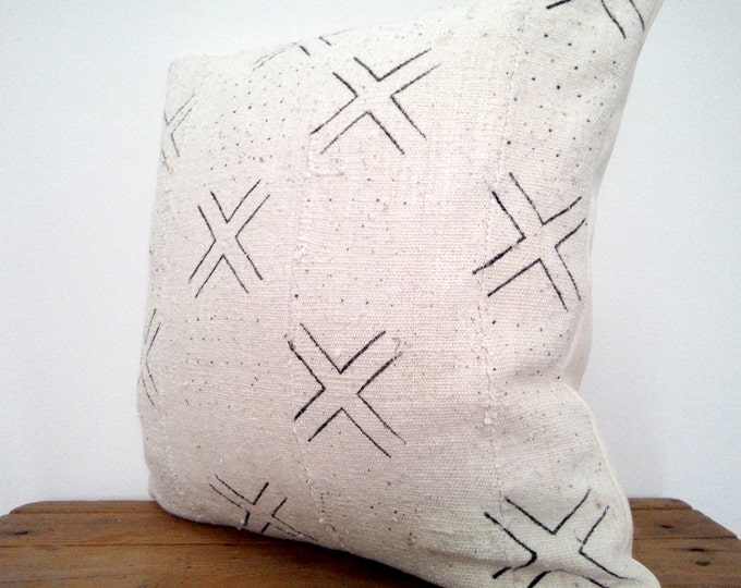 Amazing White-and-Black Tribal African Handspun Mudcloth Lumbar Pillow Cover/Boho Decorative Pillow/Ethnic Textile Pillow Cover