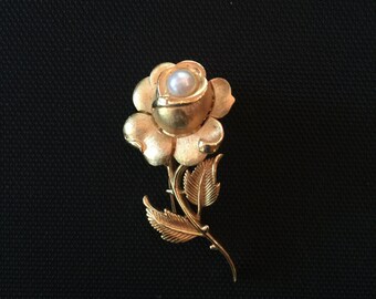 Items similar to Vintage trifari gold tone flower pin brooch, Bow ...