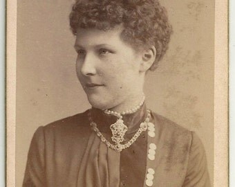 Female photographer Clara Schlitzberger cdv antique photo German necklace pearl hair