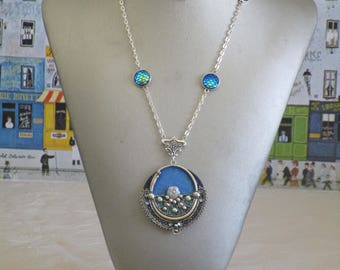 Ravissant collier plastron en bois laqué bleu "Une composition argentée sur bleu d'outre mer"