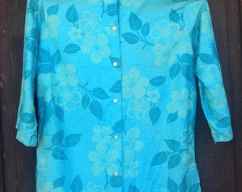 Vintage 1950's Shirt / Hawaiian Style Print / Floral / Short Sleeve / Button-Up / Cerulean Blue / Medium