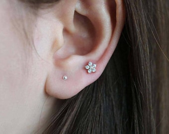 Flower cartilage earring, 16g cartilage piercing, tragus piercing, helix earring, tragus earring, conch piercing, helix piercing, helix