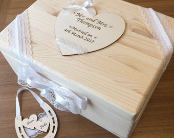 Traditional Wedding Keepsake Box - Lucky Horseshoe - Medium Sized - Handmade & Personalised Gift for Couples - Pyrography