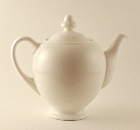 Royal Doulton white bone china tea pot made in England