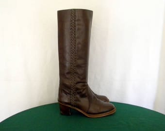 Sz 7.5 Vintage tall brown leather 1970s zip up women campus boots.