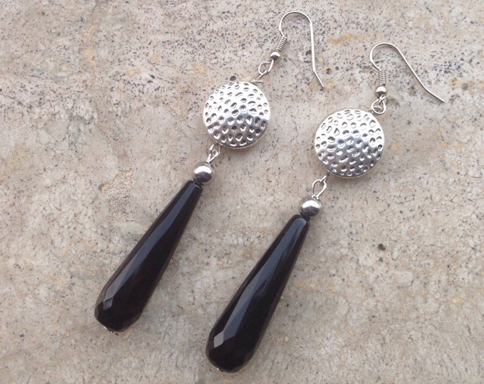 Long earrings with tablets in hammered steel and drops of black onyx