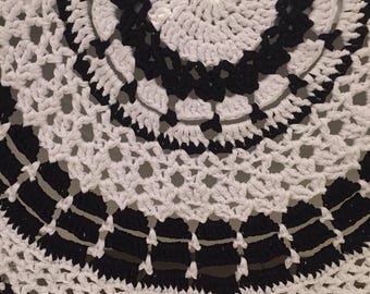 Monochrome crocheted bath mat