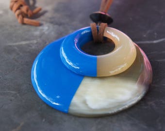 Beautiful handmade buffalo horn and lacquered pendant double circle - HJP39 - Pendentif en corne de buffle