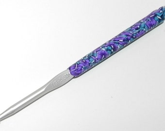 Boye Style Size I/9 5.5mm Crochet Hook with Polymer Comfort Handle gold aluminum Topped with Purple Blue and White Repeating Rolled Flowers