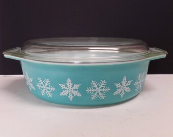 Pyrex snowflake casserole dish with lid 1950's 2.5 quart oval turquoise