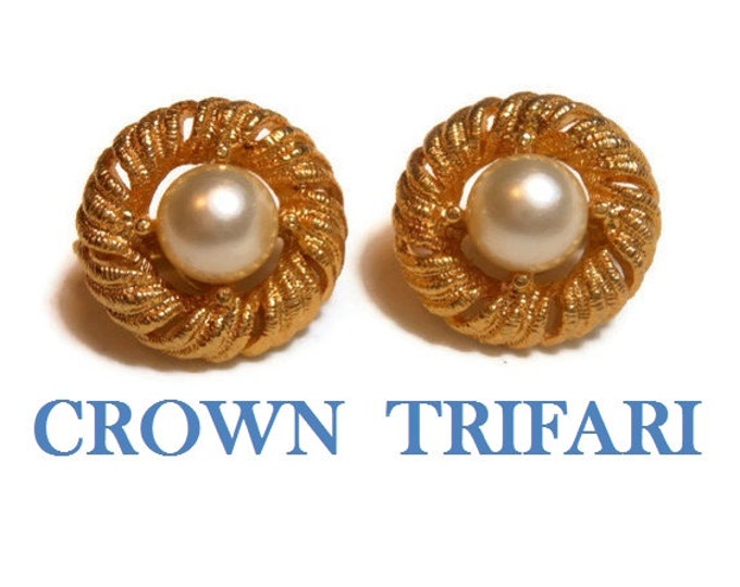 FREE SHIPPING 1950s Crown Trifari clip earrings, gold tone rope circle earrings with faux white pearl cabochon center