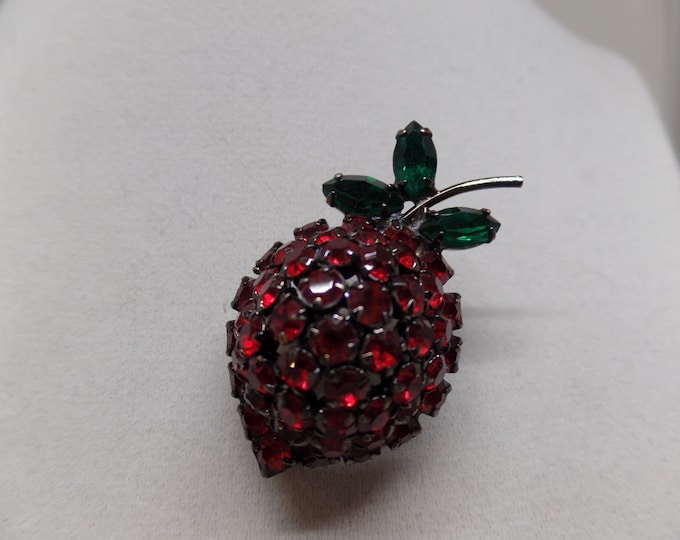 WARNER Signed Vintage Red Crystal Berry Brooch!