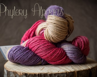 hand dyed alpaca yarn, violet pink. Teint main fil alpaga, violet et rose