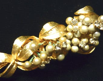 25% OFF - Richelieu Brooch Pin- Gold medal with faux pearls and rhinestones