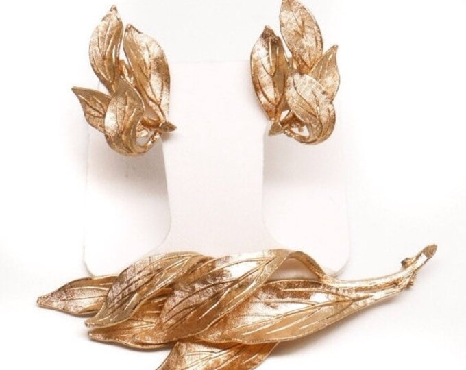 Storewide 25% Off SALE Vintage Brushed Gold Tone Lisner Designer Signed Matching Leaf Cluster Cocktail Brooch & Earring Set Featuring Textur
