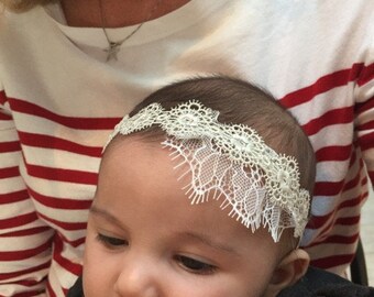 Un baptême un mariage un anniversaire ? Voici un headband fait main pour bébé en dentelle Alençon et ruban brodé au fils argenté