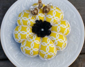 Pin Cushion, Flower Pin Cushion, Yellow Flower Pin Cushion, Flower Pincushion, Quilting Gift, Sewing Gift, Pin Cushions, Pincushion