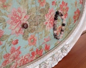 Support à bijoux décoratif clous déco collier bracelet tapisserie ancienne cadre antique vintage fleuris turquoise rose fioritures organiser