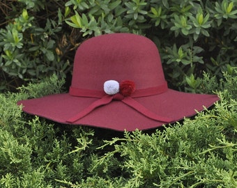 Hat Maroon pompons