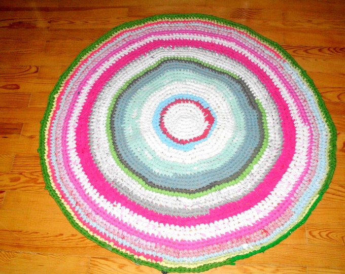 crochet round rug, upcycled t-shirt rug, upcycled floor rug, ecofriendly braided rug