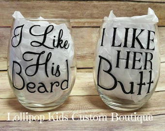 I like his beard, I like her butt Stemless wine glass set.