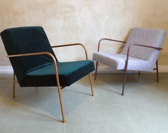 Green velvet cozy armchair with bronze metal frame, Grüner Samt Sessel mit bronzenen Metallrahmen