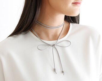 Collier de style choker long avec bille de métal