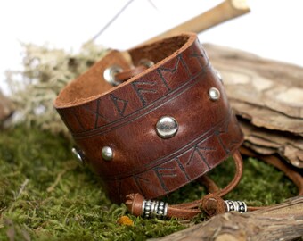 Brazalete de cuero con runas vikingas