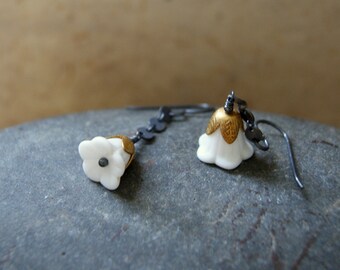 White Flower Earrings - Flower Earrings - Vintage White Glass Flower Earrings - floral jewelry - Garden Inspired - Botanical Jewelry