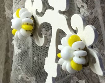 Sunny Yellow White Milk Glass Bead Daisy Flower Earrings Clip On Unsigned 1950's 1960's Round Disk Beads Clustered Beads Gold Tone Wired