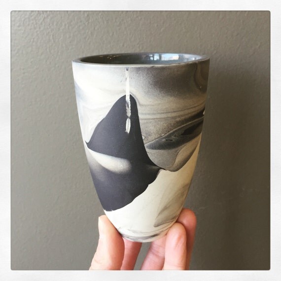 Articles similaires à Tasse en céramique moderne marbré noir et blanc Slip Cast Tumbler