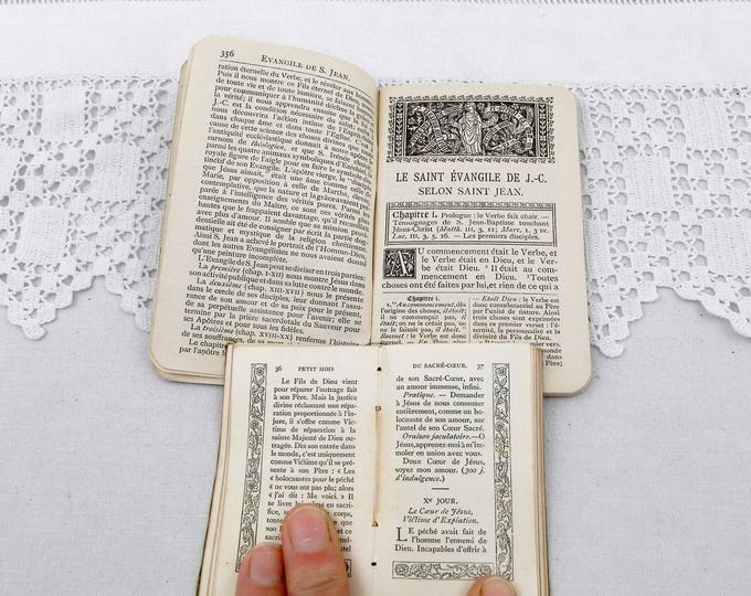 2 Small Antique French Religious Books 1 Leather Bound "The Gospel of Saint John" 1 Satin bound " The Month of the Sacred Heart", Liturgical 2 Small Antique French Religious Books 1 Leather Bound "The Gospel of Saint John" 1 Satin bound " The Month of the Sacred Heart", Liturgical