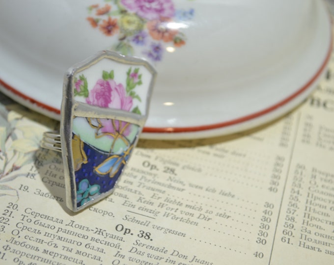 Big porcelain ring with roses