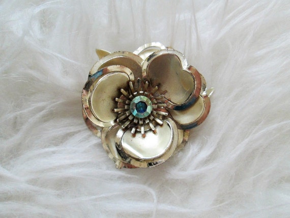 Vintage Gold Flower Brooch Pin