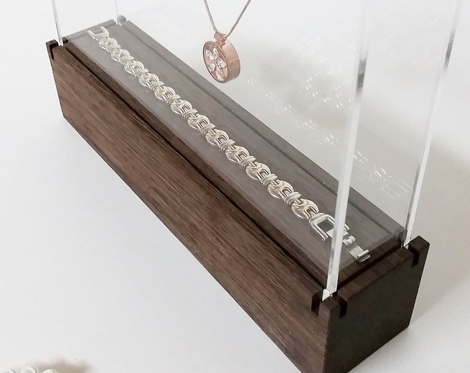 Jewelry display showcase " Maxi " for traveling jewelrydesigners craftshow or shopwindow with engraved diamant pattern
