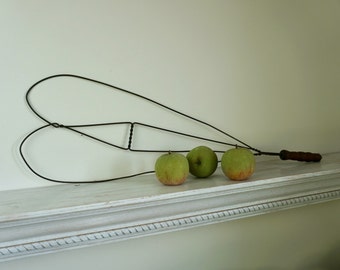 Vintage Rug Beater, Carpet Cleaner, Wire Rug Beater, Primitive Decor, Rustic, Farmhouse Wall Decor, Industrial Decor, Antique Wall Decor