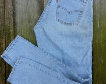 Levis 560 jeans W31" x L32" Made in USA, loose fit, tapered legs, light wash denim blue 90s vintage jeans