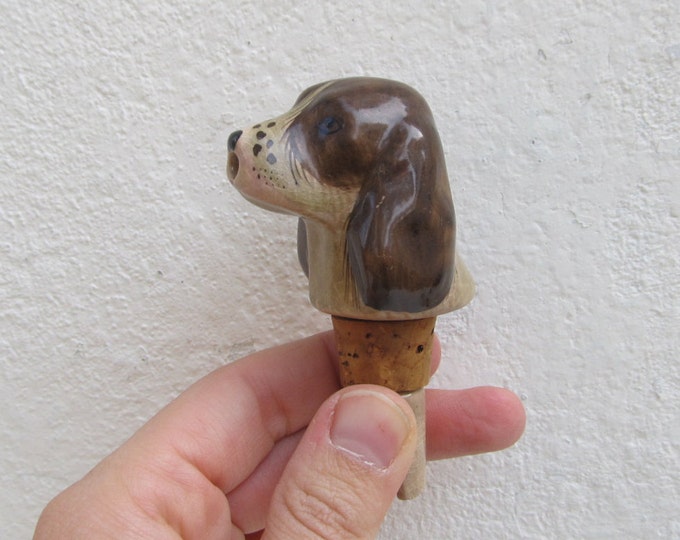 Vintage dog bottle spout, hand painted beagle bottle stopper, ceramic hound head figurine, mid-century kitchenalia barware ca 1960s