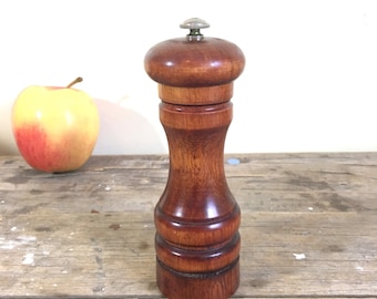 Maple Wood Pepper Mill by Baribomaid Baribocraft 1960's 6 inch tall