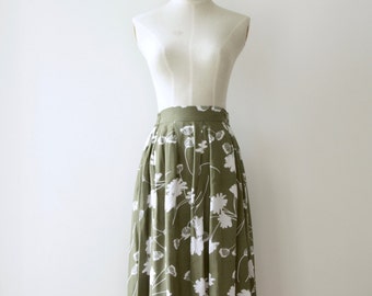90s Khaki floral midi skirt. Army green pleat floral skirt. 90s floral summer skirt. Green 90s skirt. Midi skirt. Neutral midi skirt