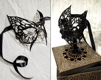 Masque papillon cuir avec boîte/exposant