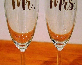 champagne flutes, his and her wedding glass, Champagne wedding glass, Mr. and Mrs. champagne glass, wedding glass