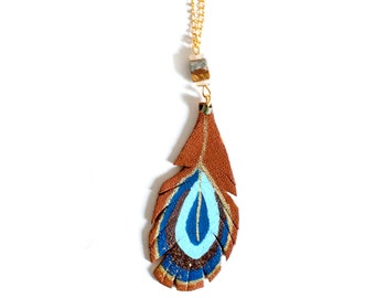 Sautoir plume, sautoir cuir, sautoir bohème, sautoir ethnique, plume cuir, bijou bohème, chaîne dorée, collier ethnique, plume de paon, folk