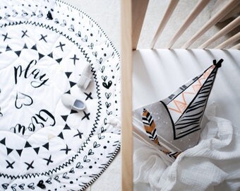 Baby play mat, black and white nursery, tummy time mat, nursery decor, round play mat, nursery rug, padded play mat, floor play mat