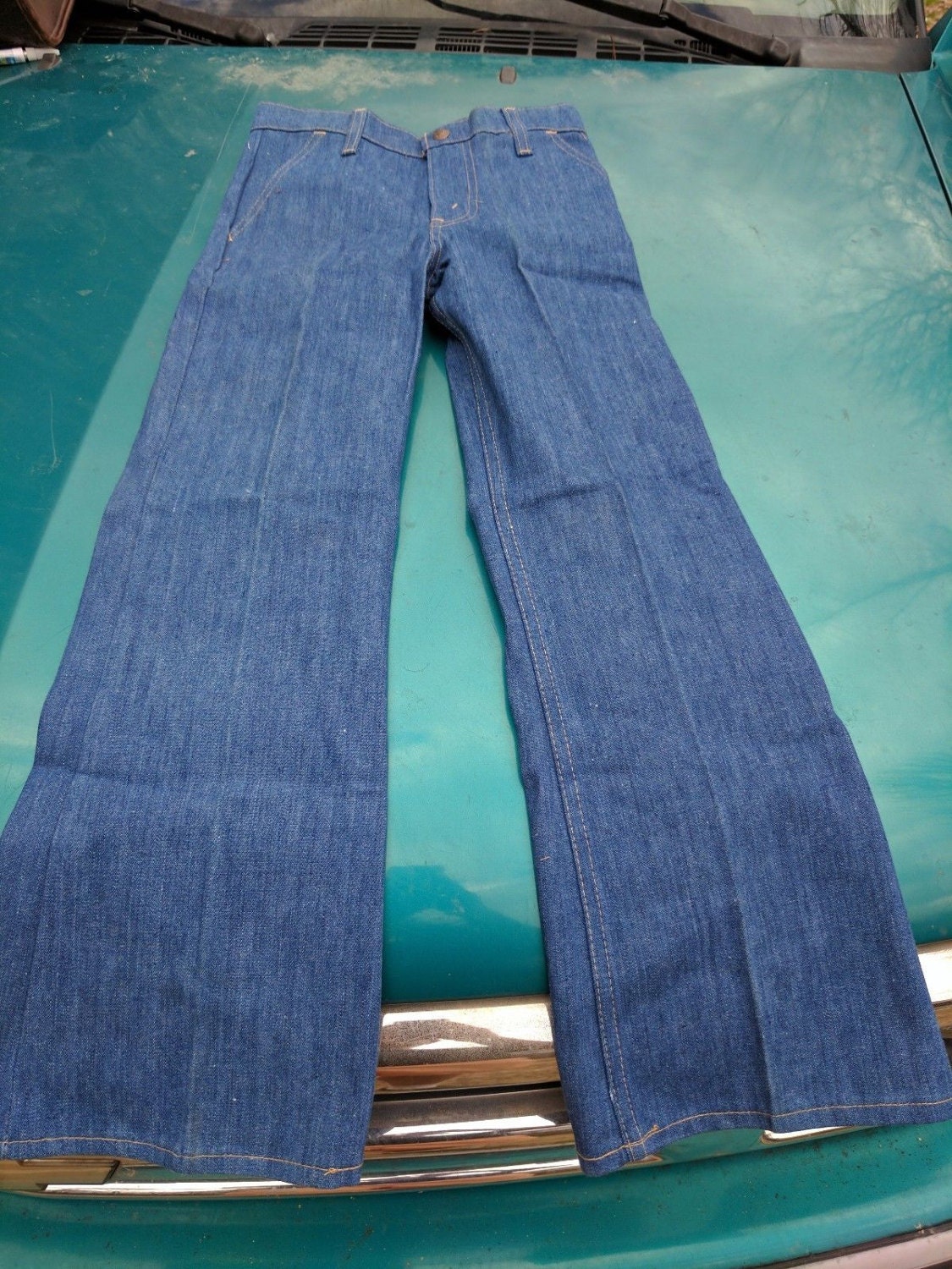 levi's bell bottom jeans