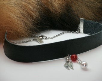 Tendance Choker noir, collier ras de cou, cuir récupéré, ailes, perle d'eau douce, agate rouge/ upcycled leather choker, wings, white perle